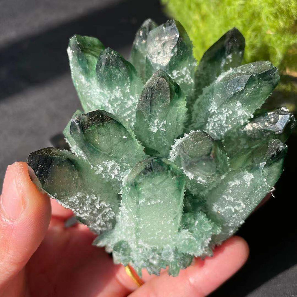 Grupo de cristal verde, piedra original, adornos de paisaje ecológicos y extraños