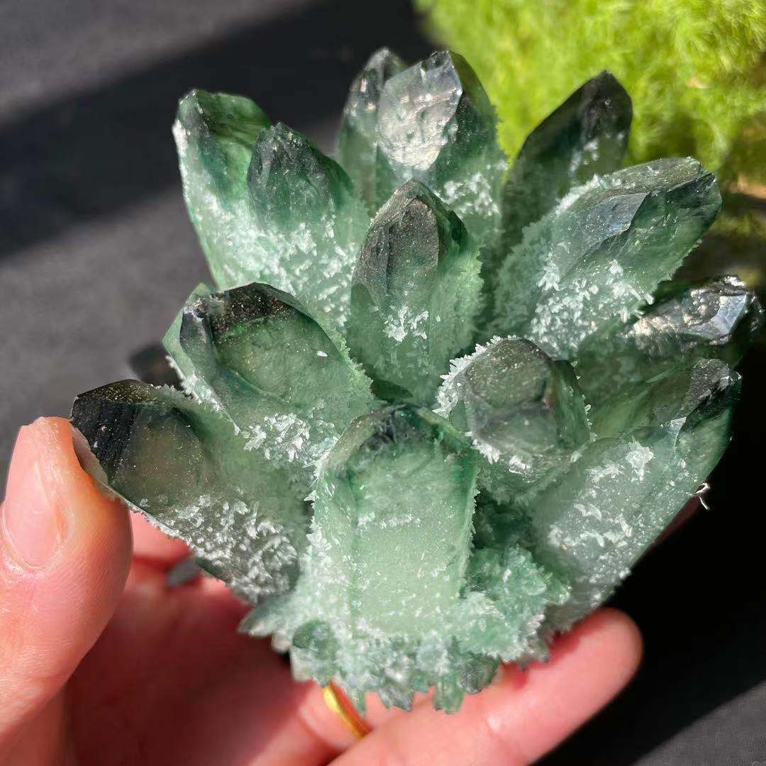 Grupo de cristal verde, piedra original, adornos de paisaje ecológicos y extraños
