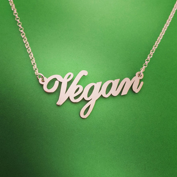Gargantilla con dije de letras doradas vegana