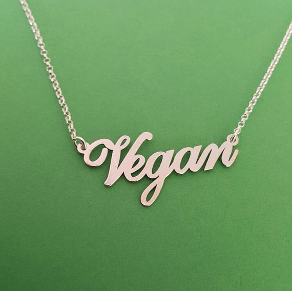 Gargantilla con dije de letras doradas vegana