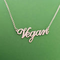Gargantilla con dije de letras doradas vegana