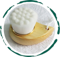 Cepillo facial con mango de bambú