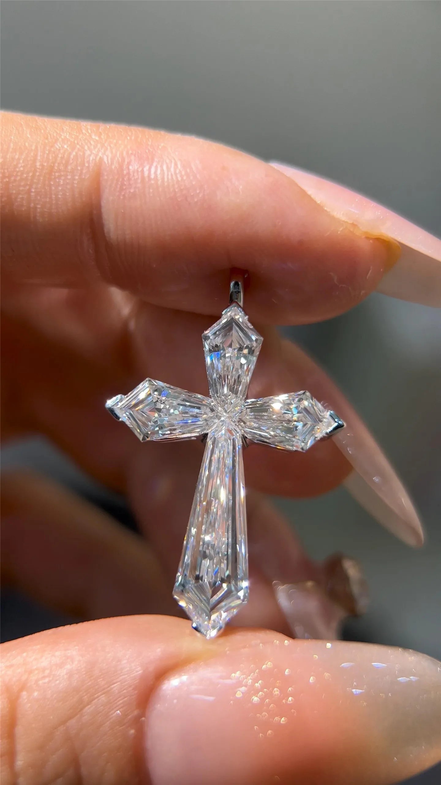 18K Solid Gold, Lab-Grown Diamond, Kite-Cut, Invisible Set Cross Pendant – High-End Jewelry Customization