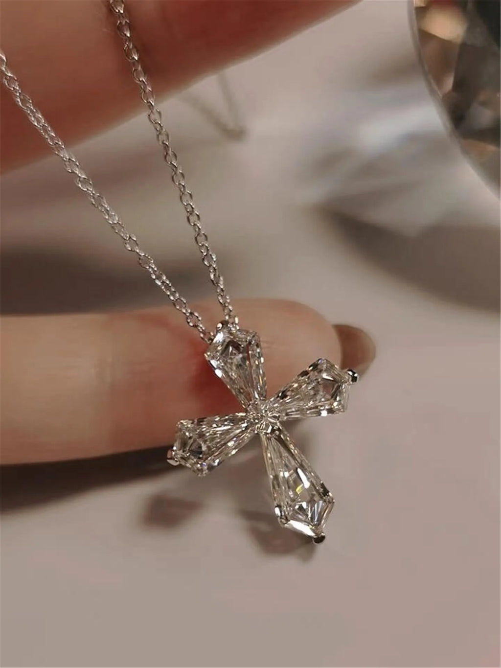 18K Solid Gold, Lab-Grown Diamond, Kite-Cut, Invisible Set Cross Pendant – High-End Jewelry Customization