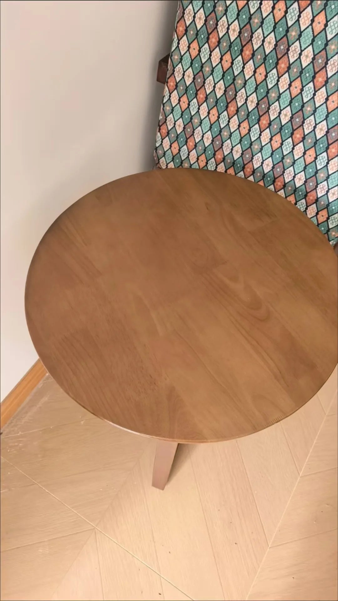 Rubberwood Solid Wood Furniture Round Dining TableModern Study Desk with V-LegsSafeRounded EdgesEco-Friendly Home Office Table