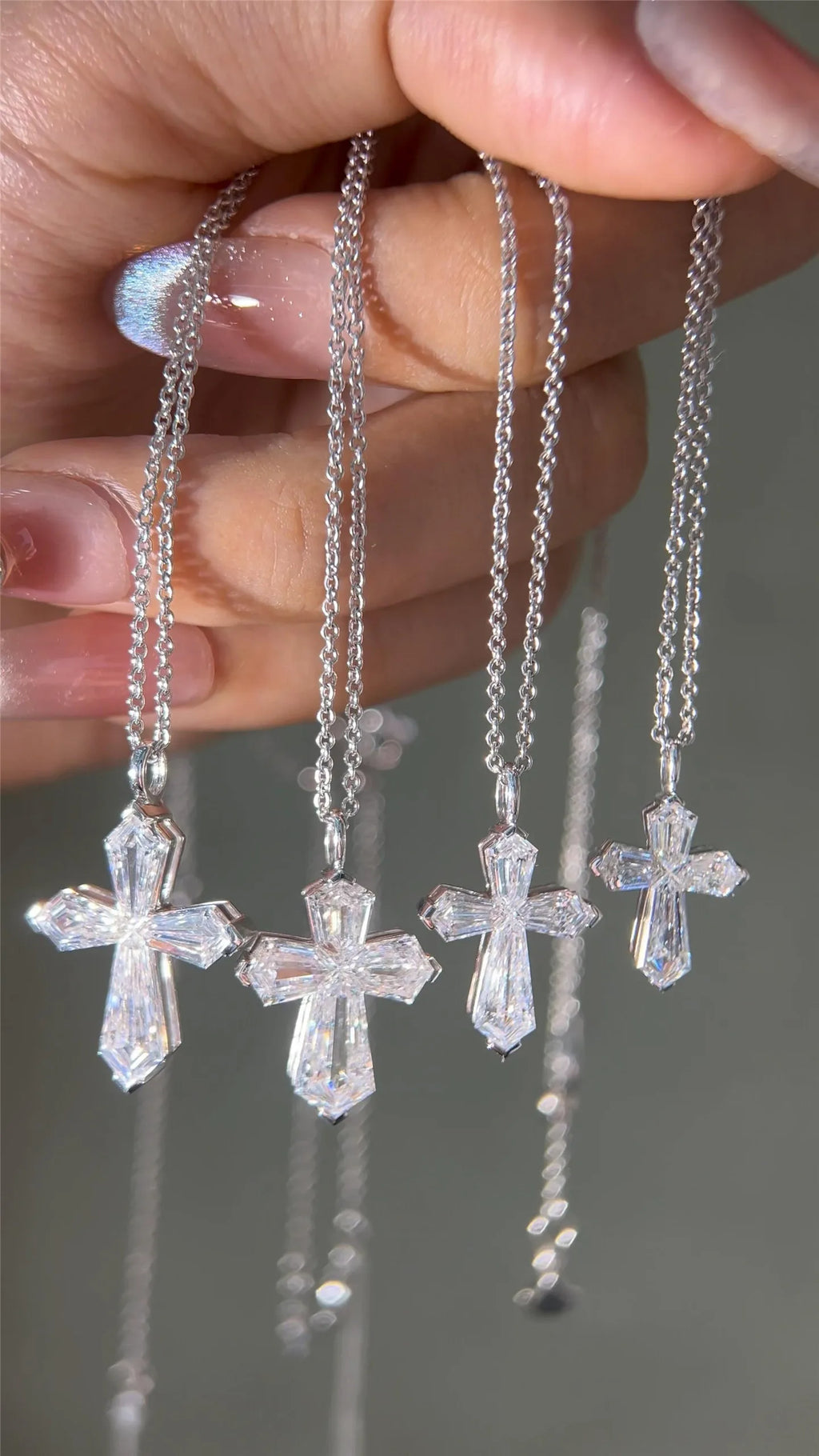 18K Solid Gold, Lab-Grown Diamond, Kite-Cut, Invisible Set Cross Pendant – High-End Jewelry Customization