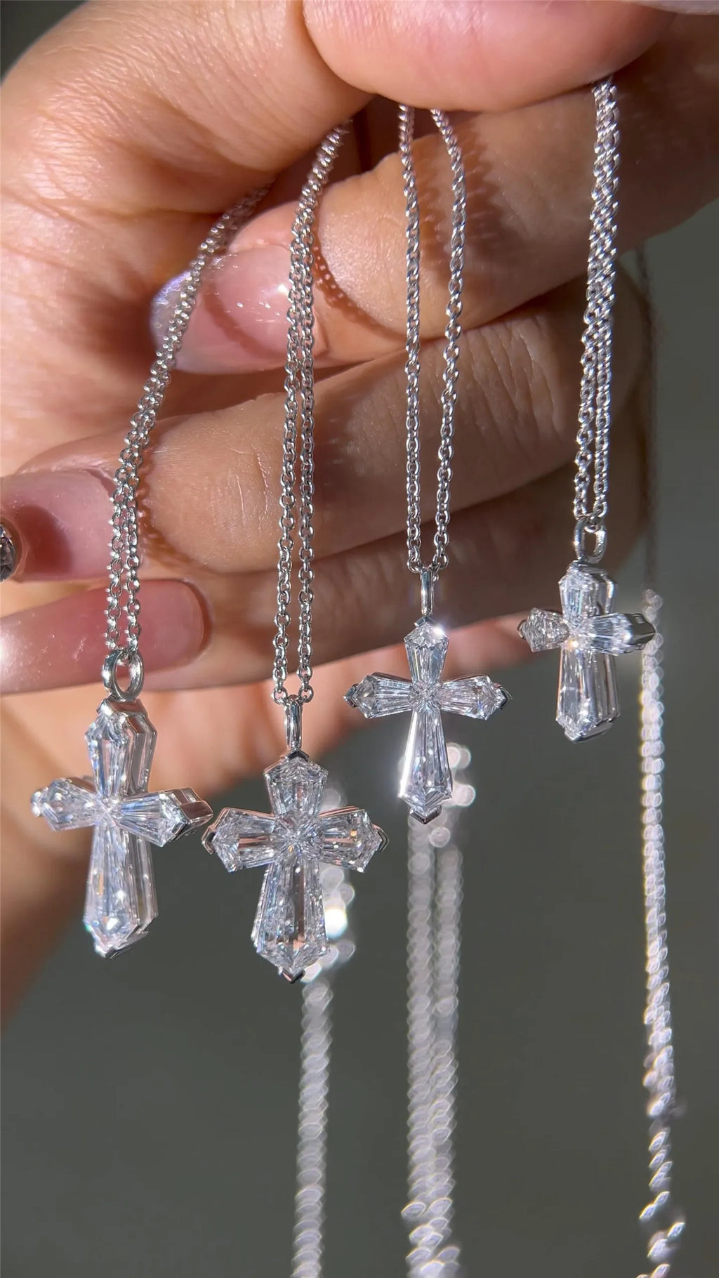 18K Solid Gold, Lab-Grown Diamond, Kite-Cut, Invisible Set Cross Pendant – High-End Jewelry Customization