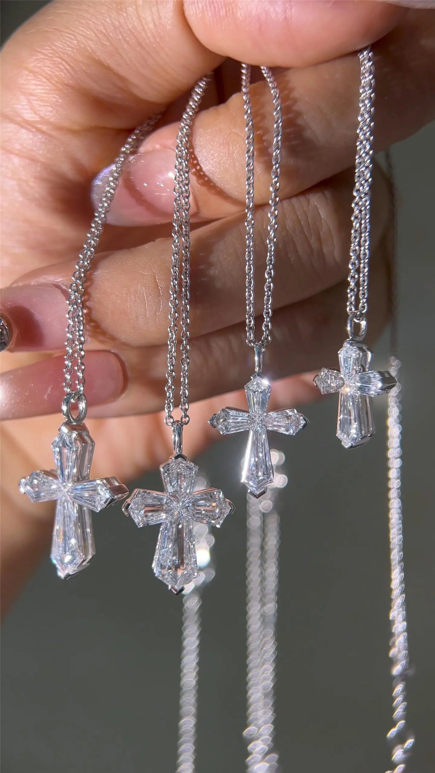 18K Solid Gold, Lab-Grown Diamond, Kite-Cut, Invisible Set Cross Pendant – High-End Jewelry Customization