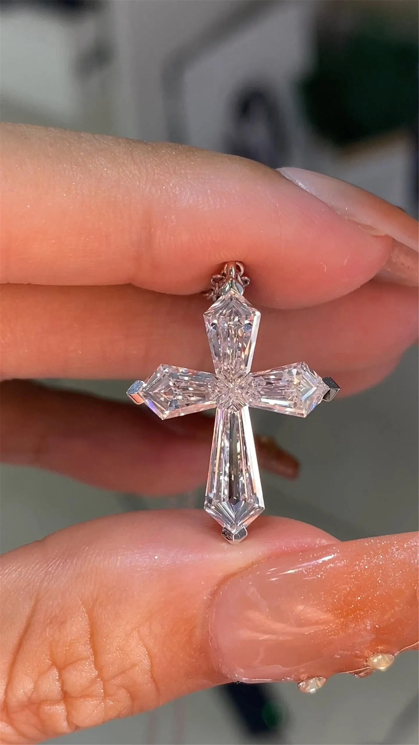 18K Solid Gold, Lab-Grown Diamond, Kite-Cut, Invisible Set Cross Pendant – High-End Jewelry Customization